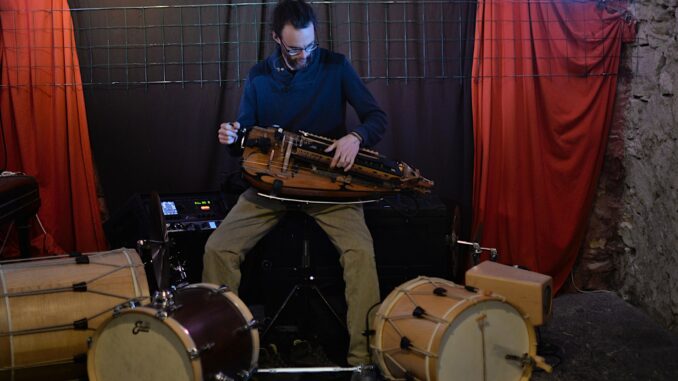 Guilhem Desq joue de la vielle à roue au renard mesquin