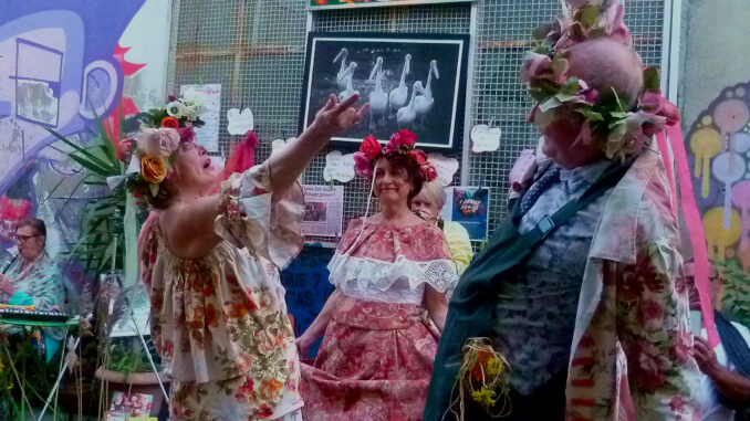 flowerpower2025-1 Danse et impros musicales à Sète, rue de tunis en mai 2025